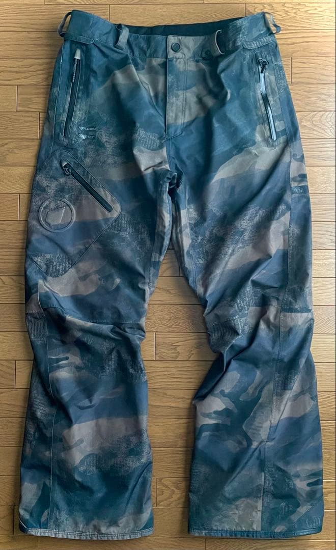 VOLCOM GORE-TEX 迷彩柄スノーボードパンツ
