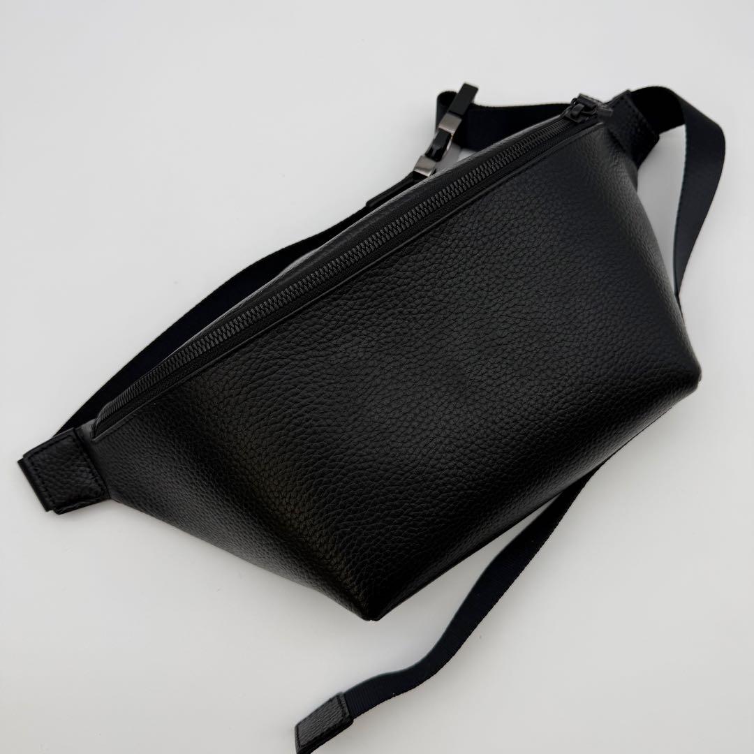 【極美品】HushTug ハッシュタグ カーブドボディバッグ ブラック