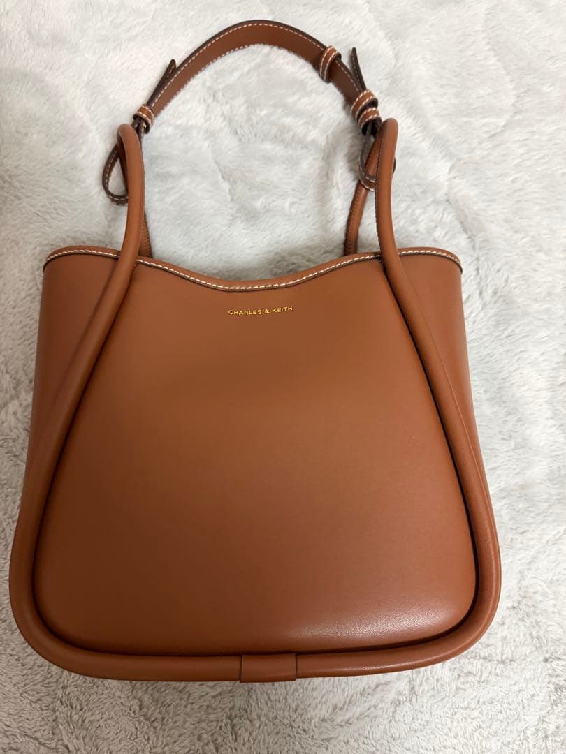 CHARLES & KEITH ミニライラ チューブラートートバッグチョコレート