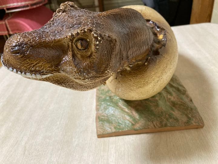 卵から産まれたレックスのフィギュア置物です。(赤字値段