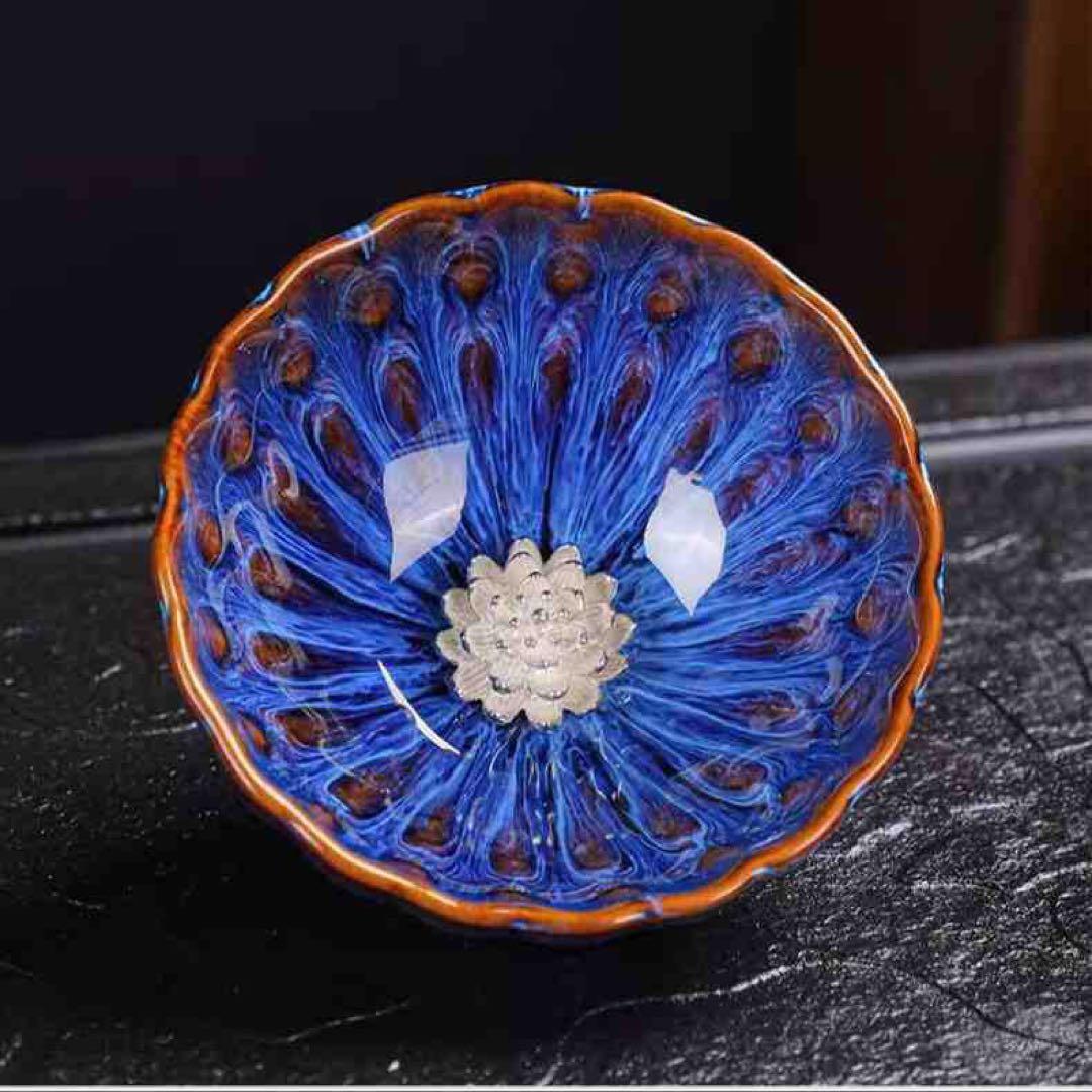 装飾的な青色とオレンジの陶器ボウル