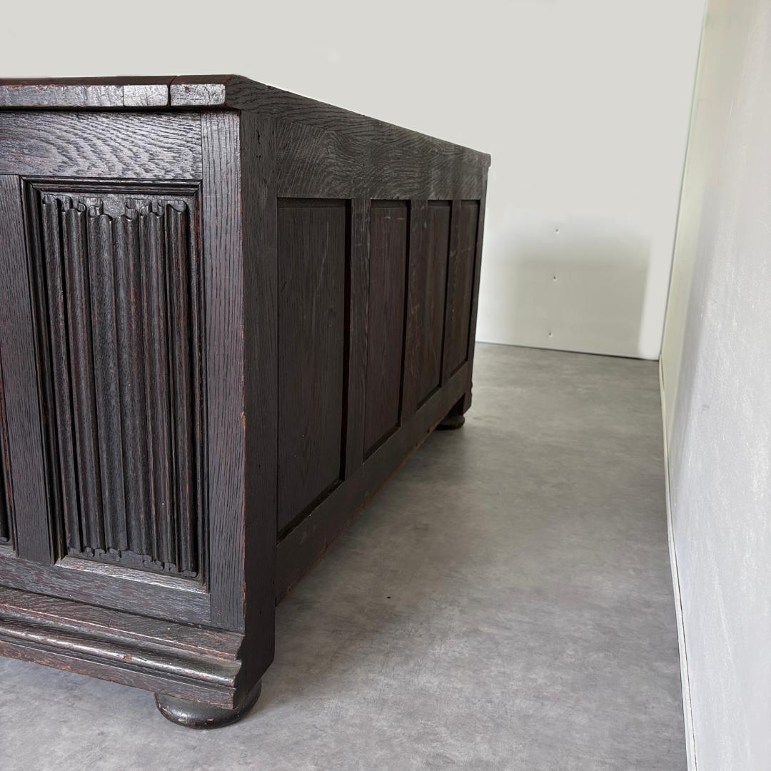 ゴシック様式　リネンフォールド　ブランケットボックス