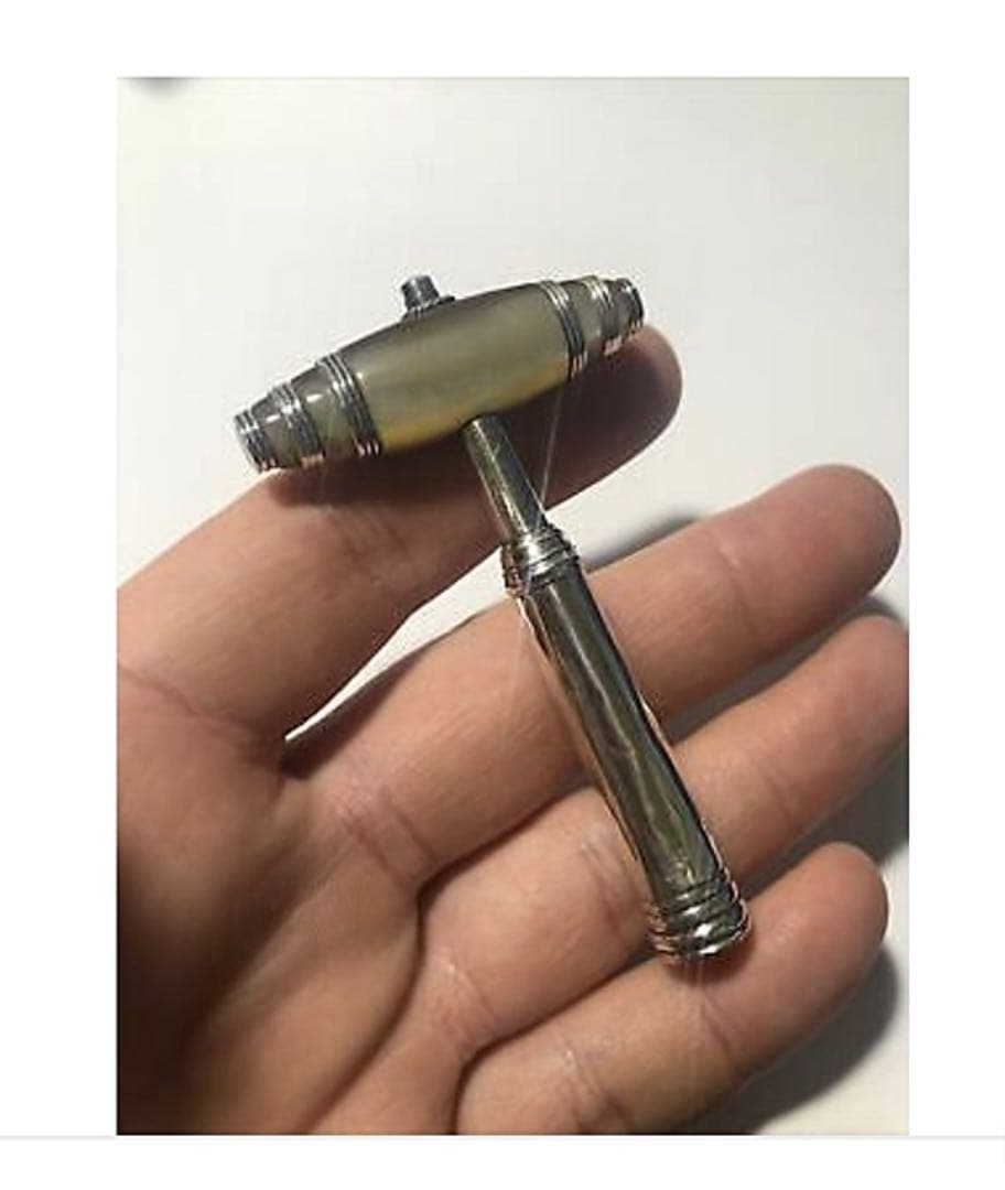 白蝶貝と銀製のコルクスクリュー