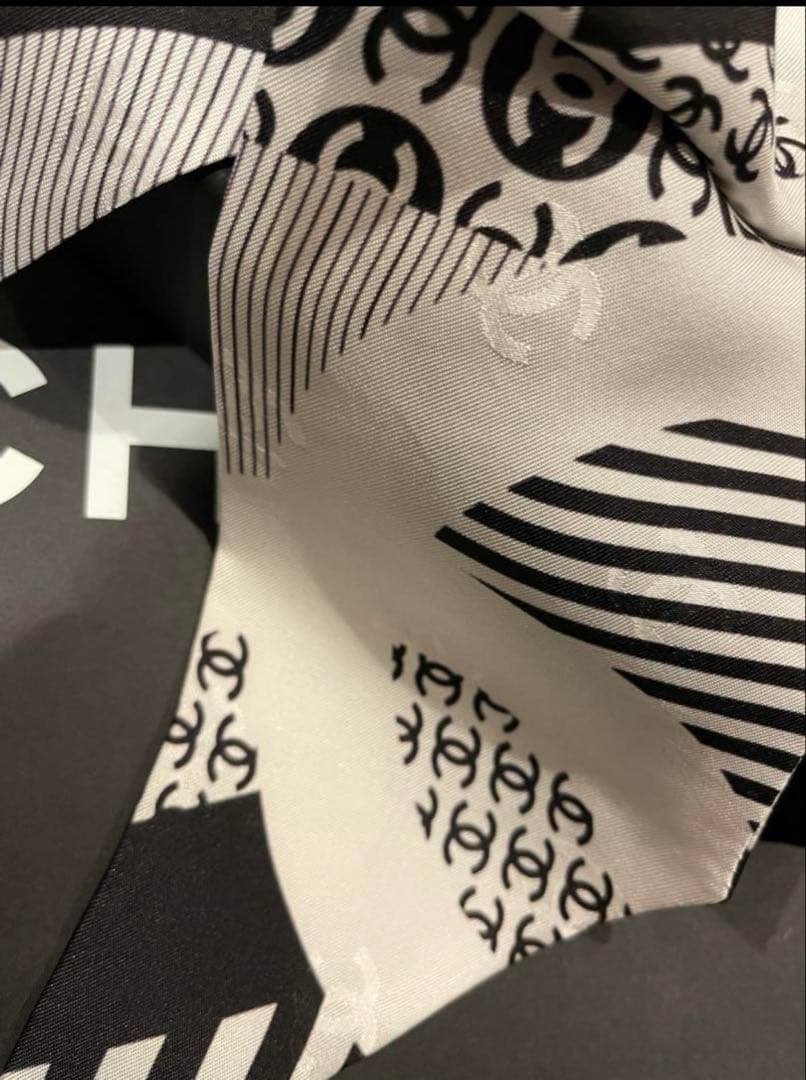 CHANEL2023 シルク　ヘアゴム　リボン　ブラックホワイト　お値下げ不可