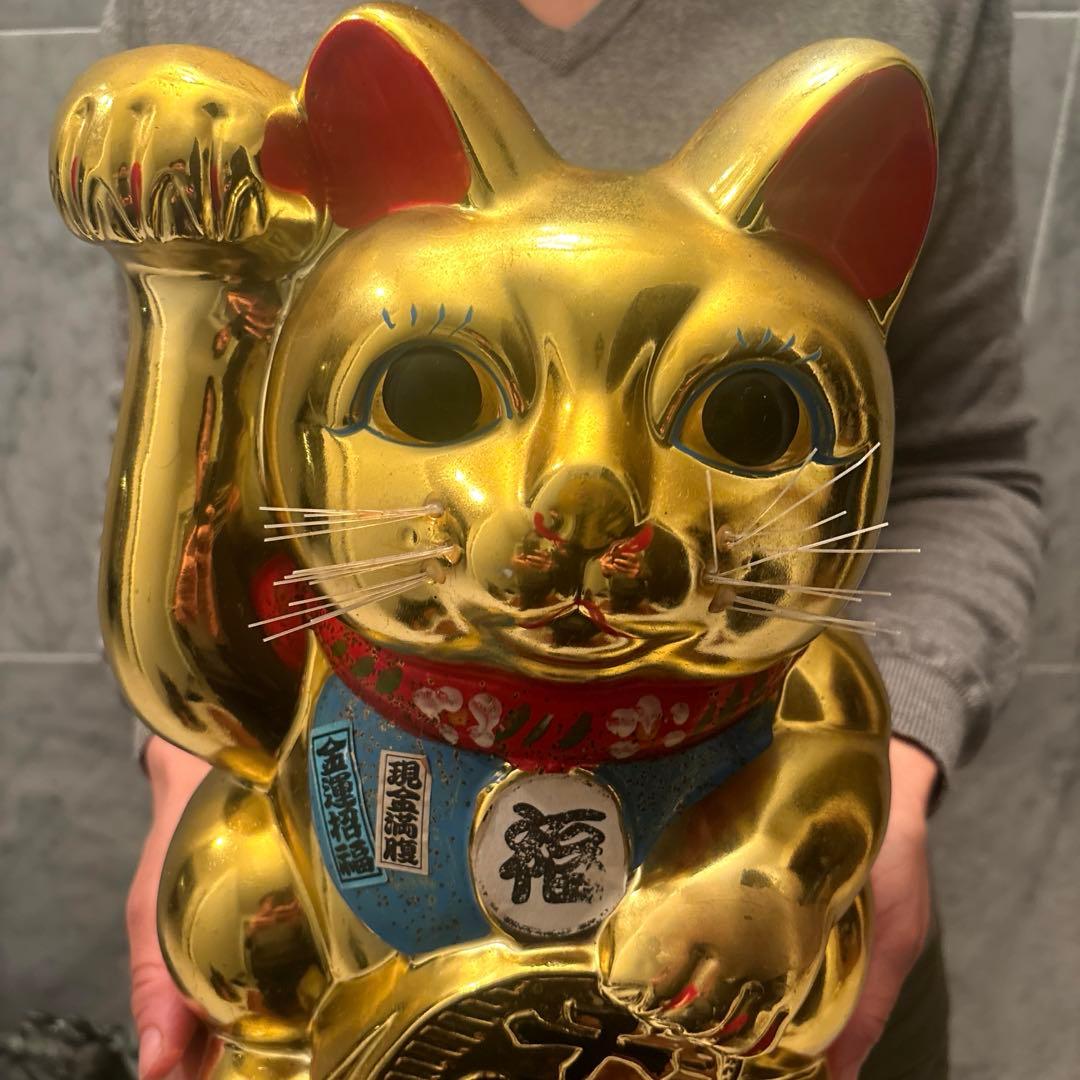 セブンスター様　ヴィンテージ手描きの瞳やまつ毛,前掛けが美しく黄金に輝く招き猫