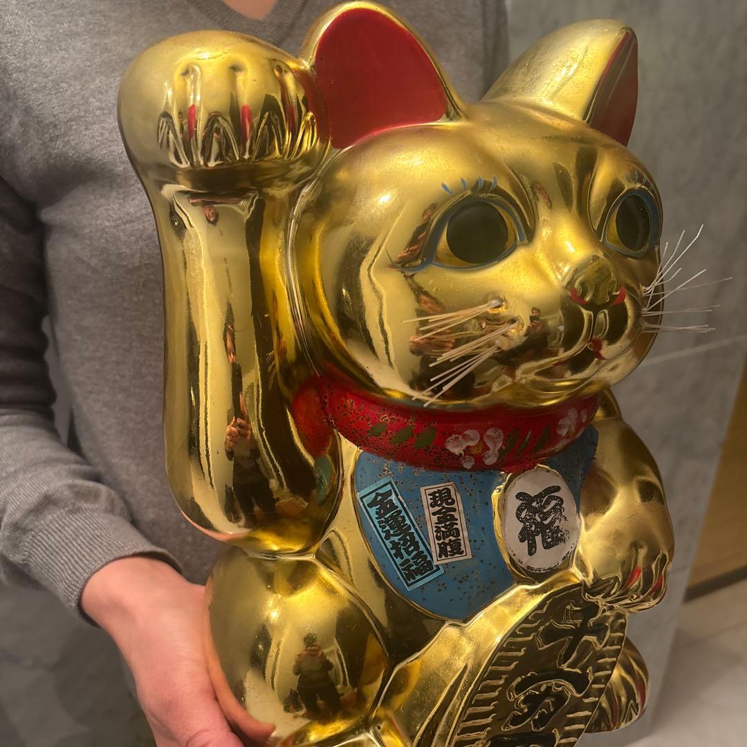 セブンスター様　ヴィンテージ手描きの瞳やまつ毛,前掛けが美しく黄金に輝く招き猫