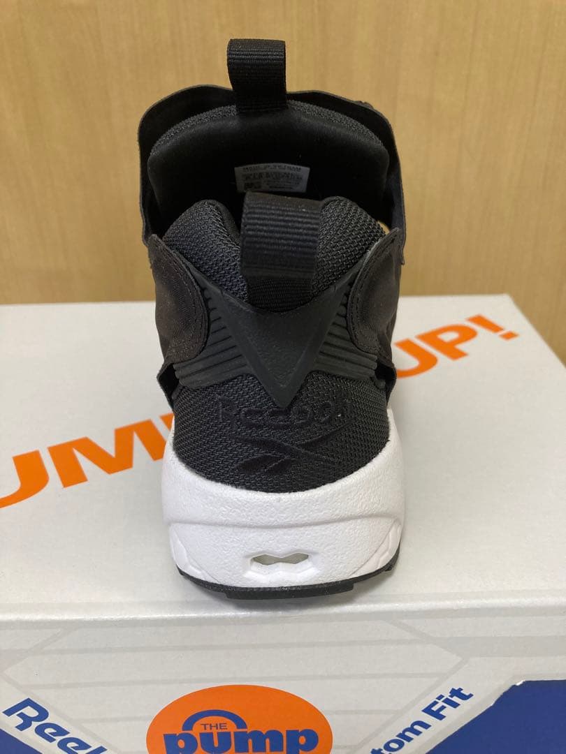 新品　Reebok リーボック　スニーカー　インスタポンプフューリー　24cm