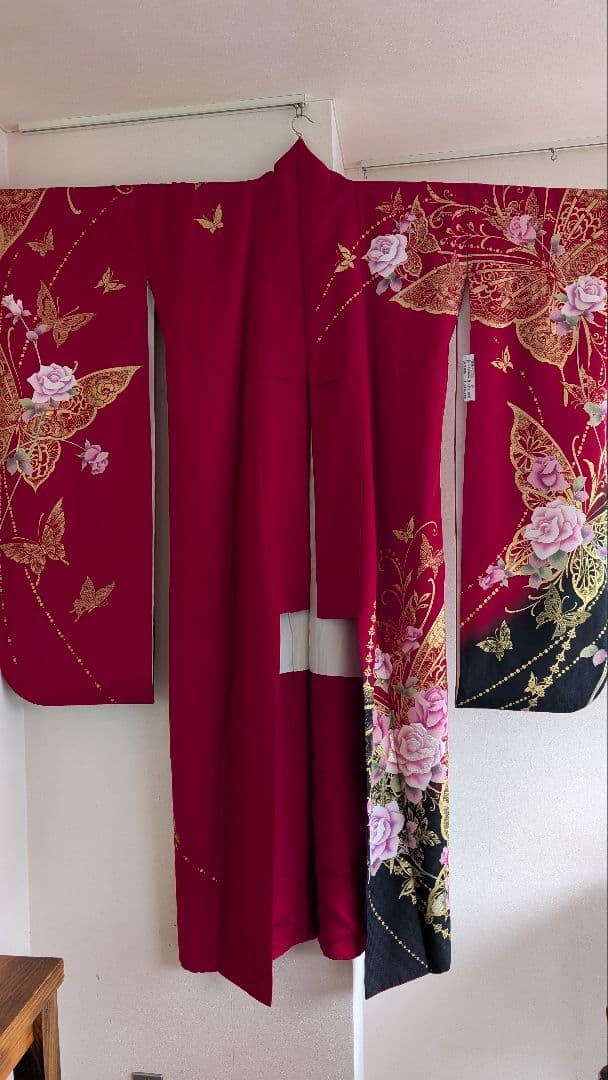 【美品】赤の振袖 蝶と花の刺繍158cm
