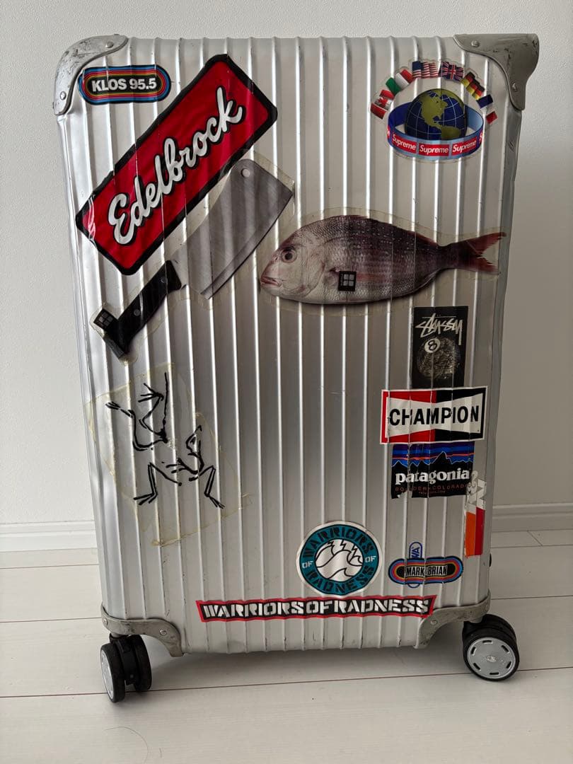 リモワ　RIMOWAアルミキャリーケース 中型 ステッカー付き