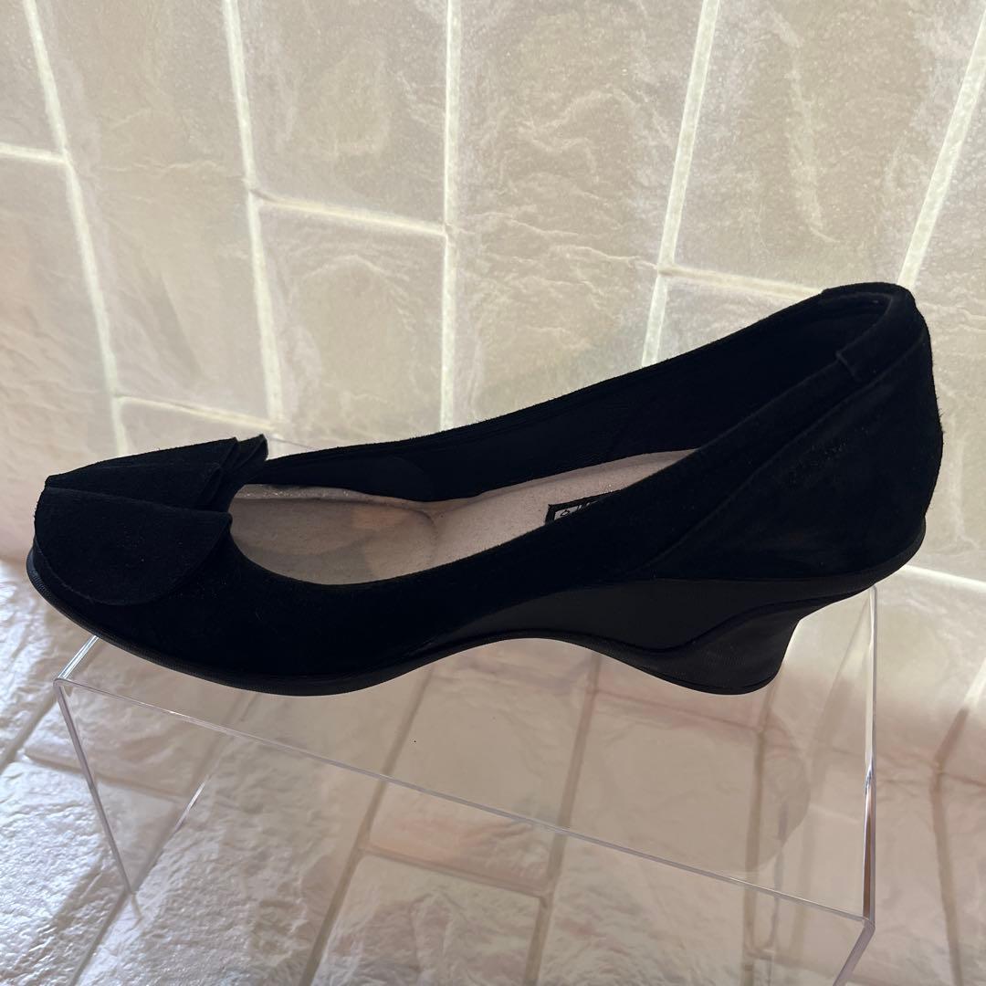 黒のウェッジヒールパンプス