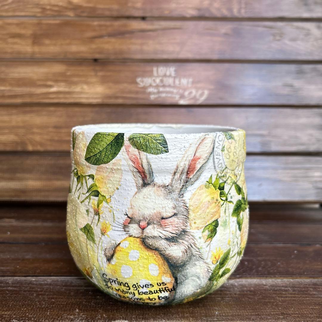 おみつさま　4号ふっくら丸鉢 黄色いたまごを抱いたうさぎさんと白色ローズ