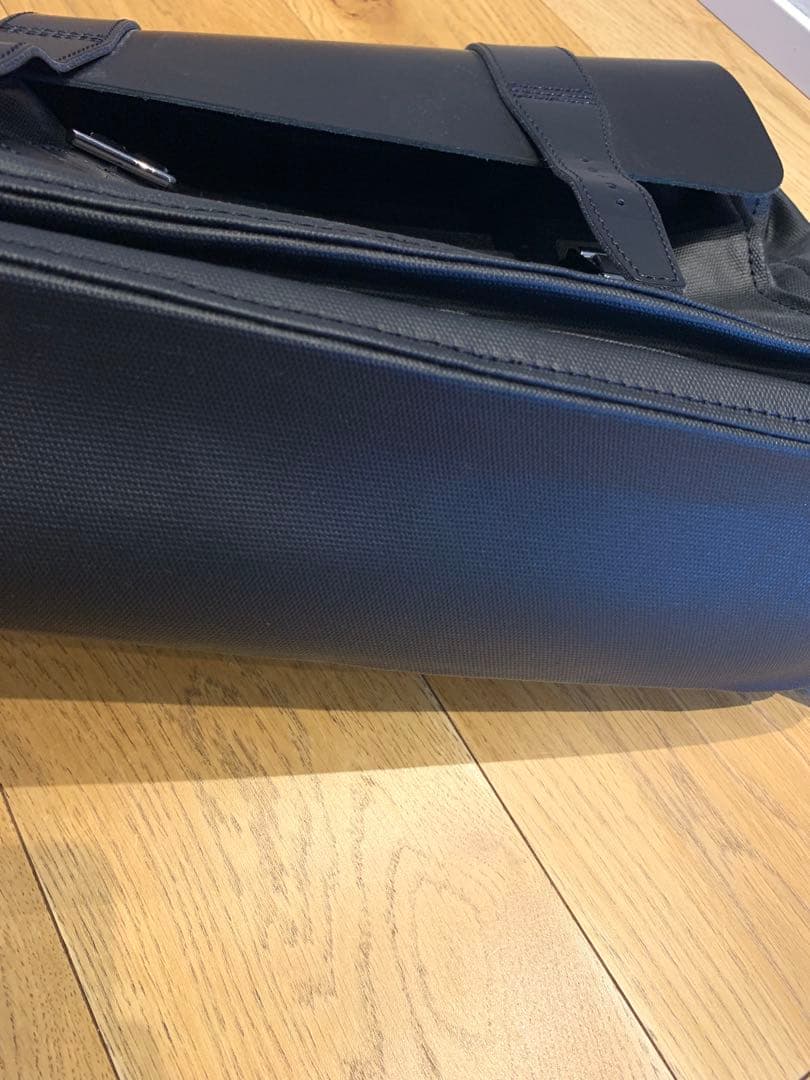 Dr. Martens Messenger Bag AD056001 ブラック