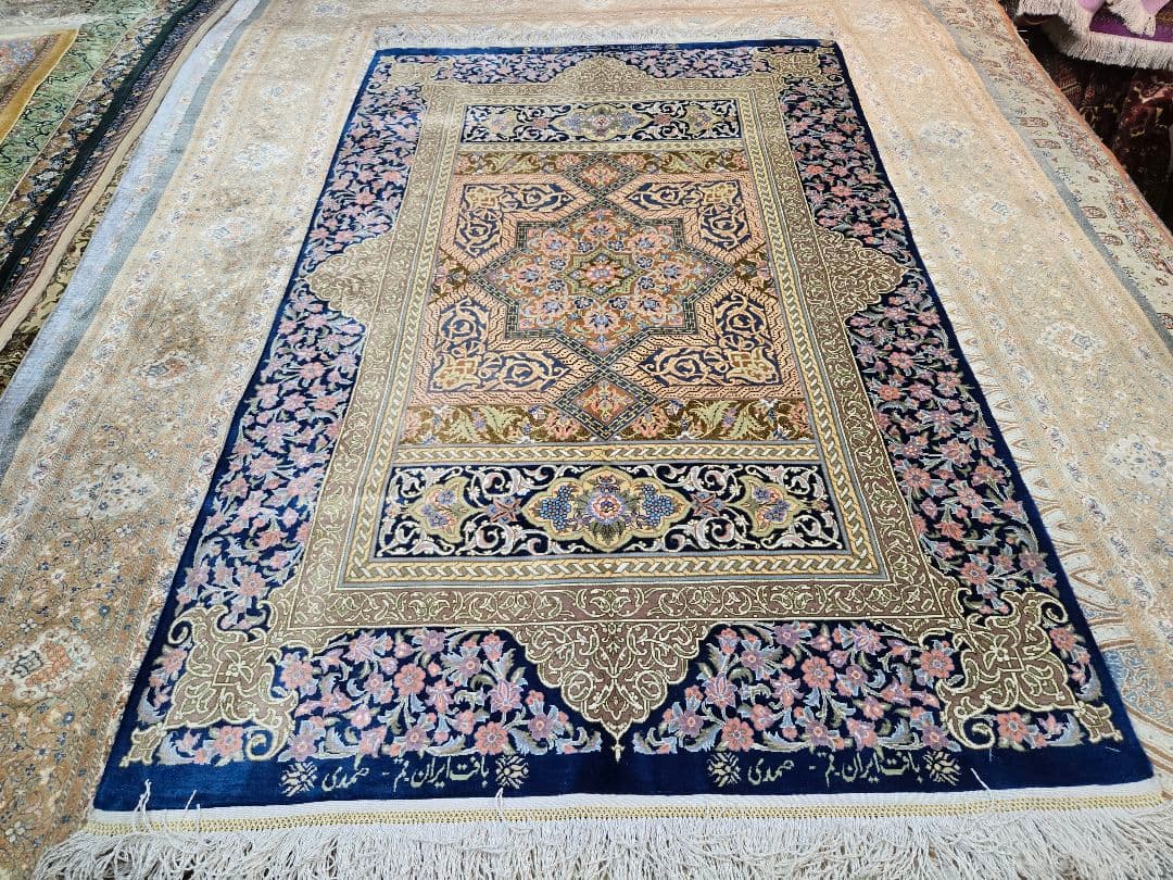 ペルシャ絨毯クム産サマディ工房 本物保証非常に綺麗な青色 サイズ121×78cm