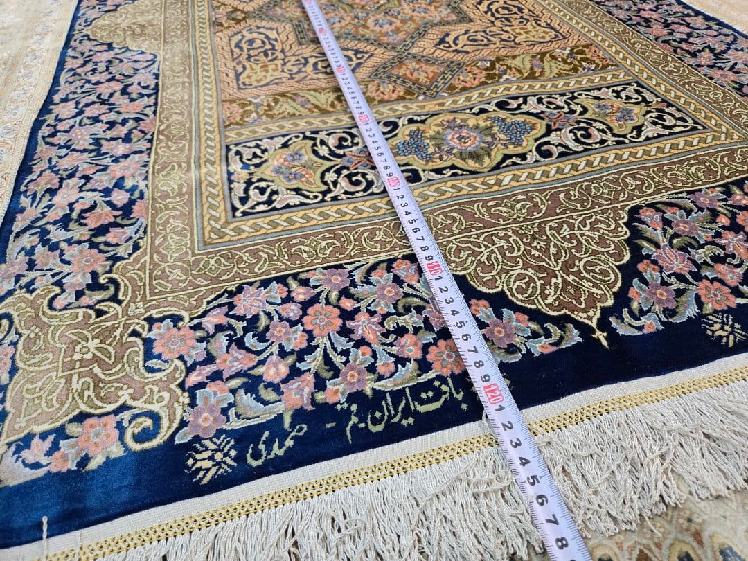 ペルシャ絨毯クム産サマディ工房 本物保証非常に綺麗な青色 サイズ121×78cm