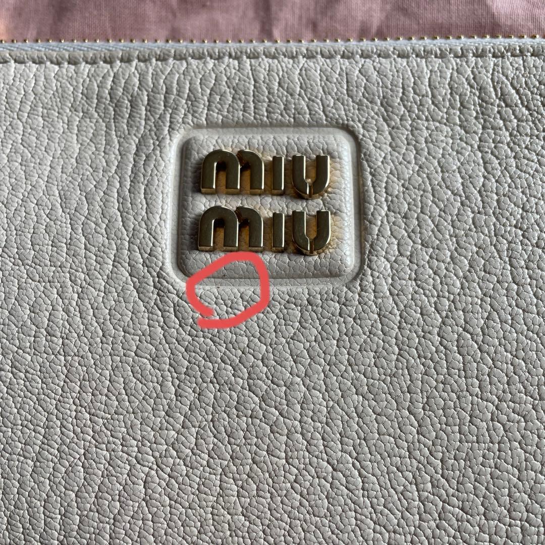 【未使用に近い】Miumiu マドラスレザーのポーチ