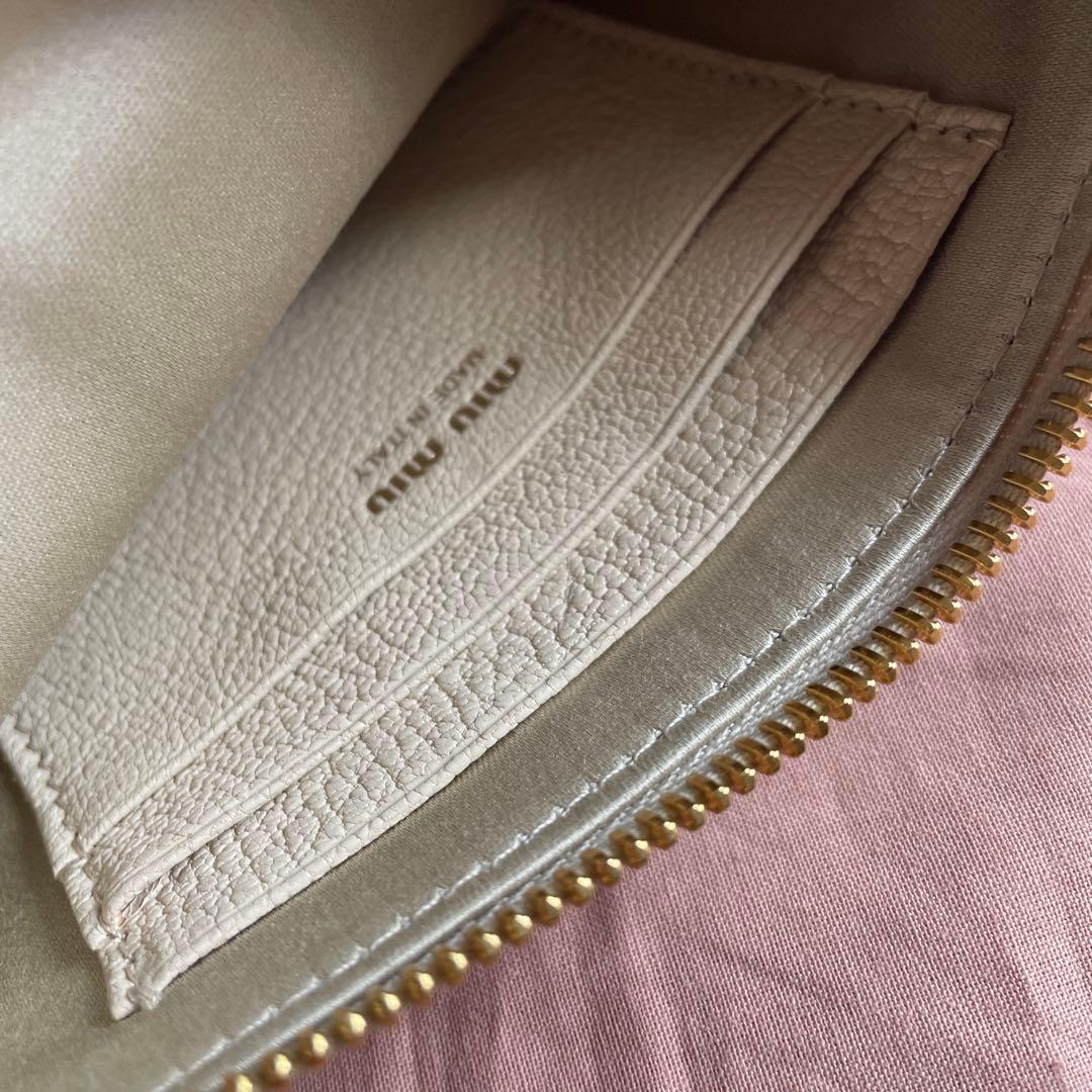 【未使用に近い】Miumiu マドラスレザーのポーチ