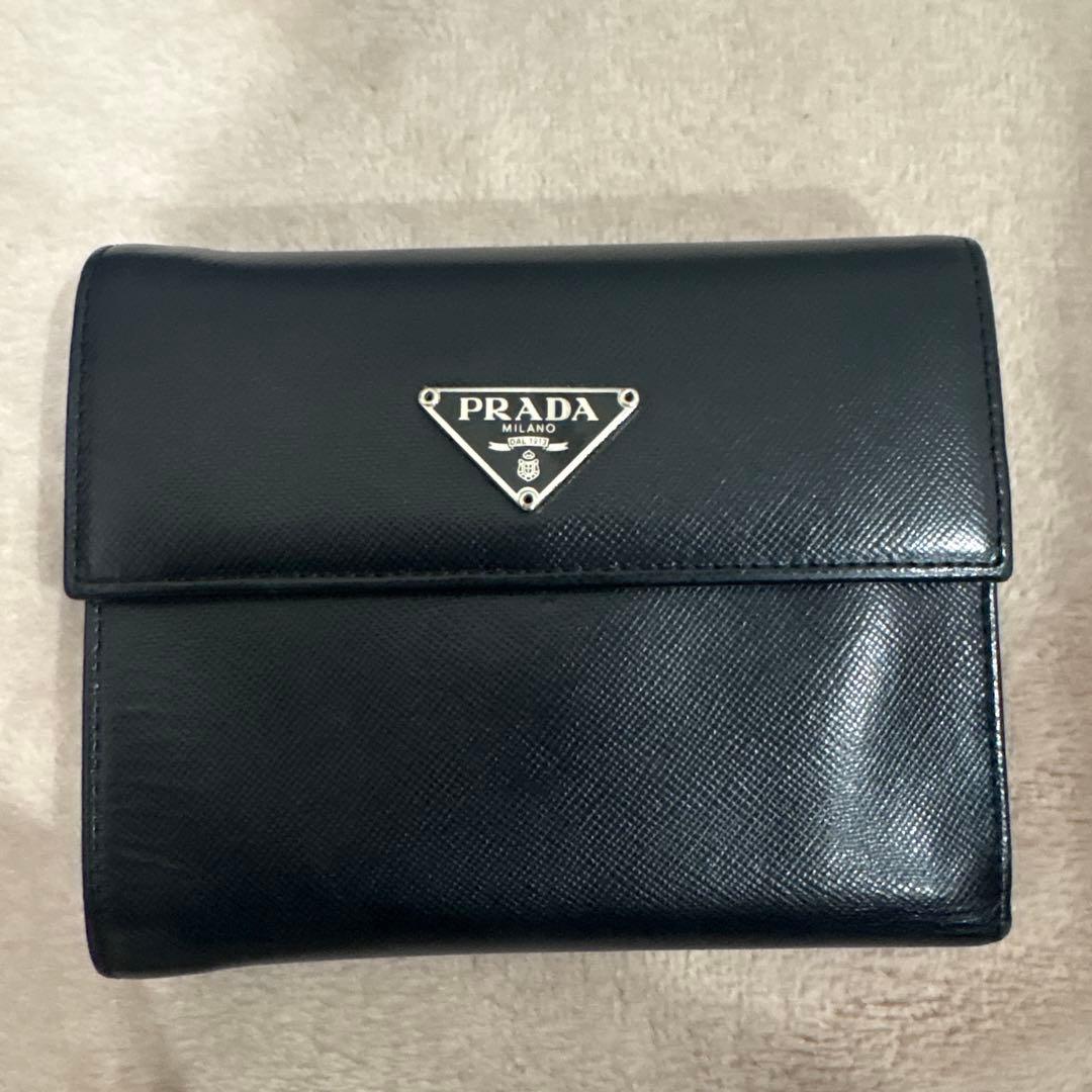 本日限定値下げ‼️プラダ 二つ折り財布 サフィアーノレザー 三角ロゴ ブラック 黒
