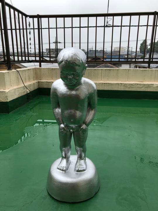 小便小僧 陶器製。噴水口あり。今村三郎作品 15万円。重さ12キロ高さ65cm。