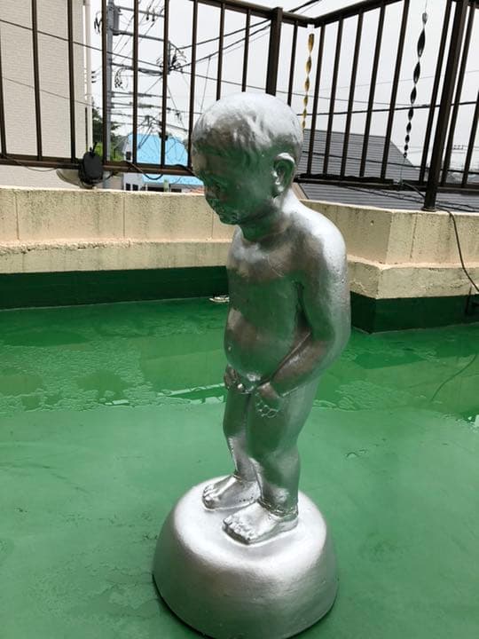 小便小僧 陶器製。噴水口あり。今村三郎作品 15万円。重さ12キロ高さ65cm。