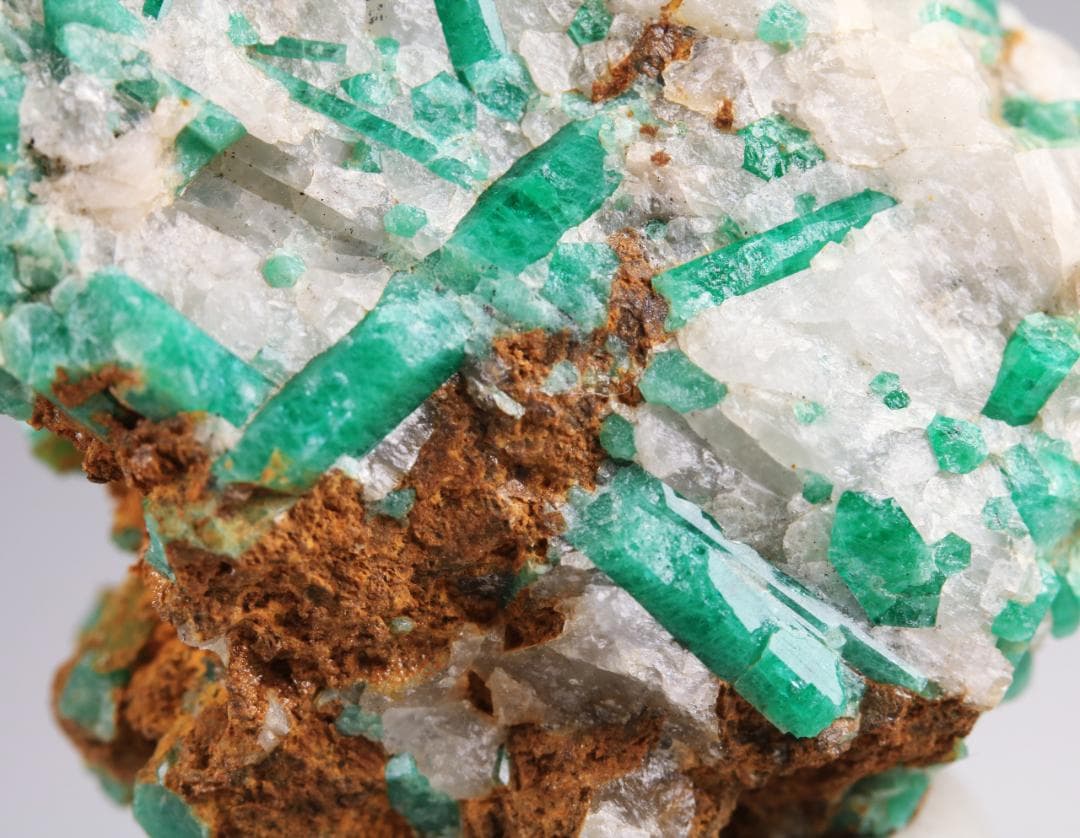 緑柱石 エメラルド ⑨ / アフガニスタン産 / 原石 天然石 翠玉 緑玉