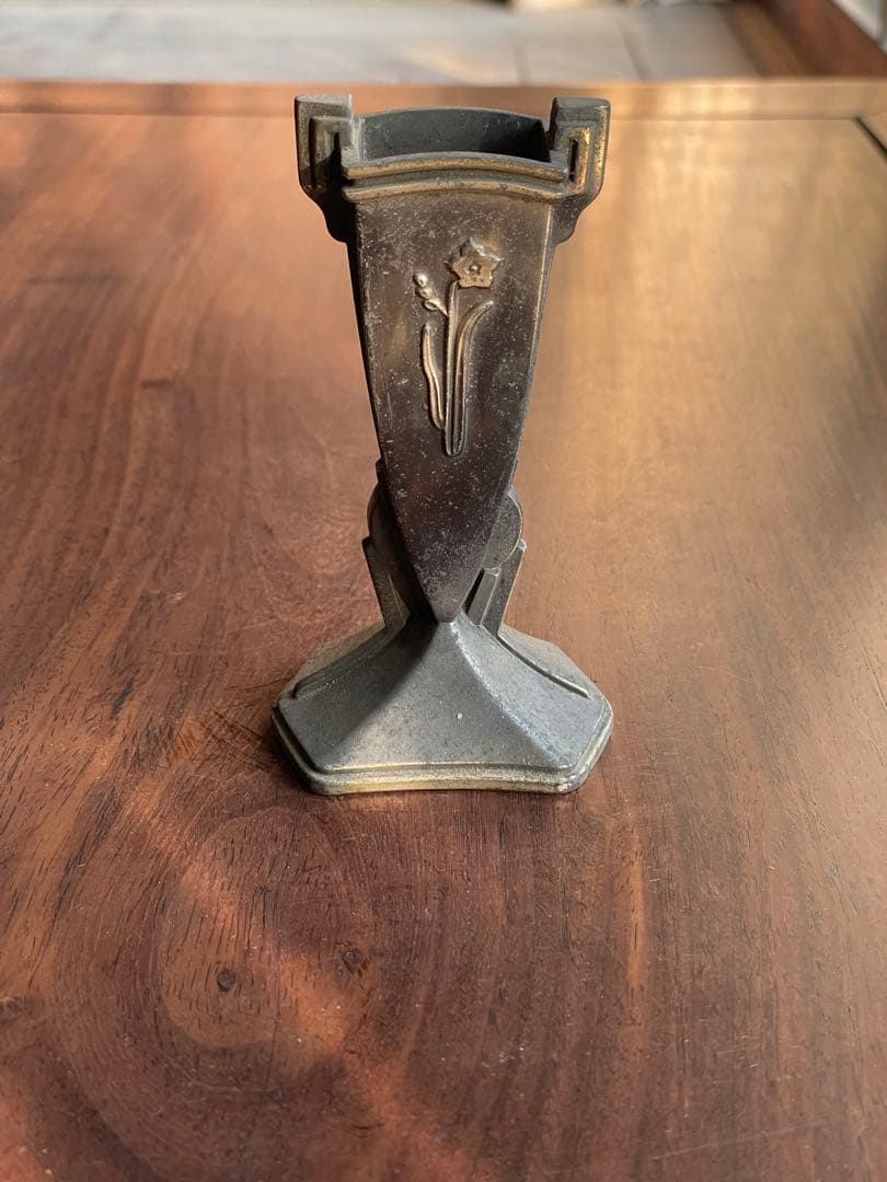 金属製のアンティークレトロな花器