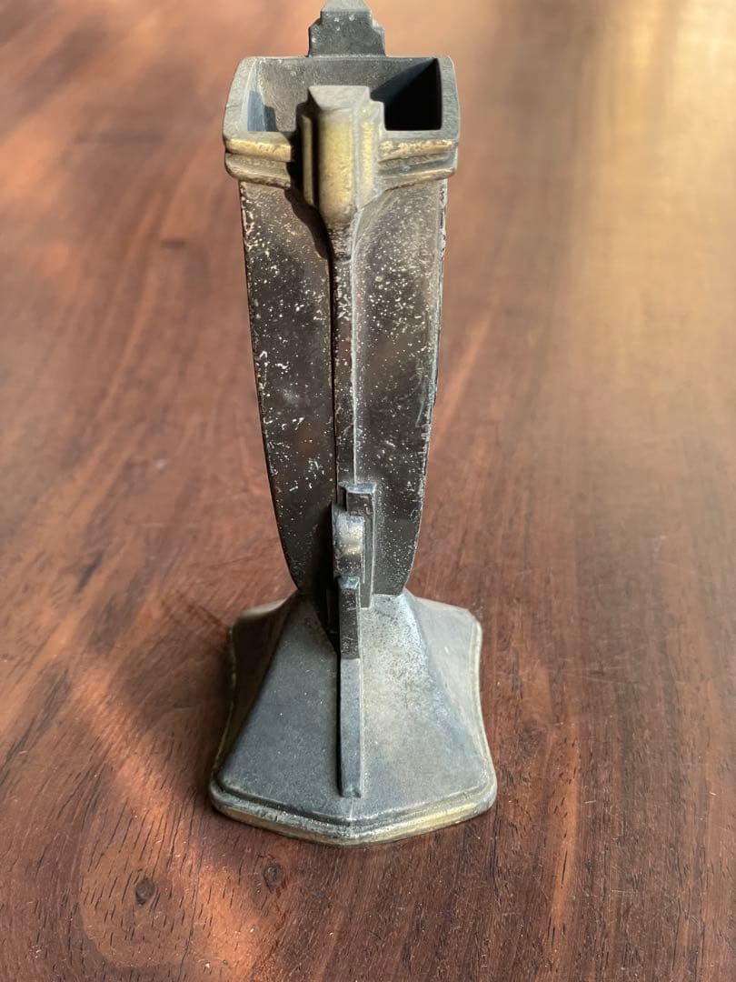 金属製のアンティークレトロな花器