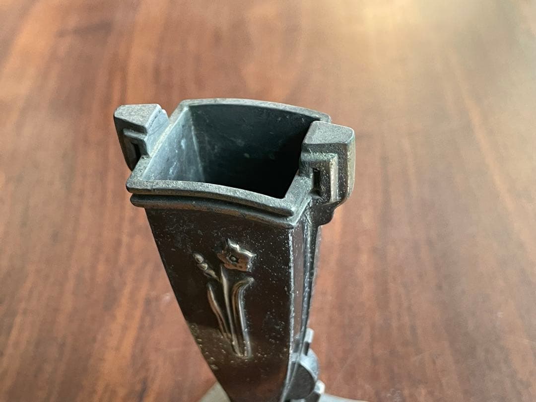 金属製のアンティークレトロな花器