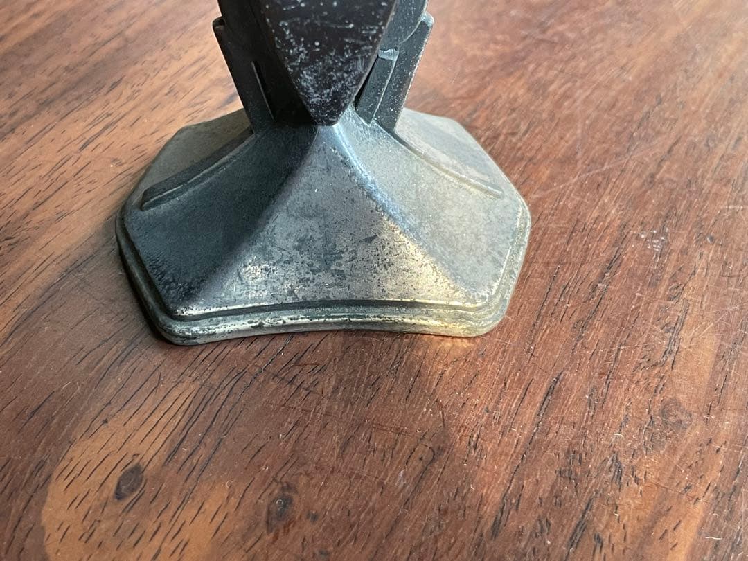 金属製のアンティークレトロな花器