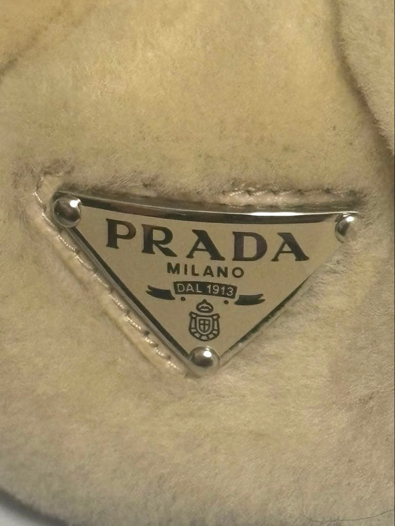 PRADA ベージュファーシュシュ