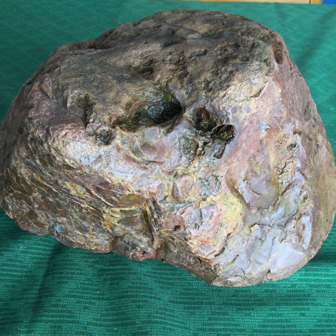 鑑賞石・赤茶色の岩石、味わいのある表情。水晶も吹き出ています。