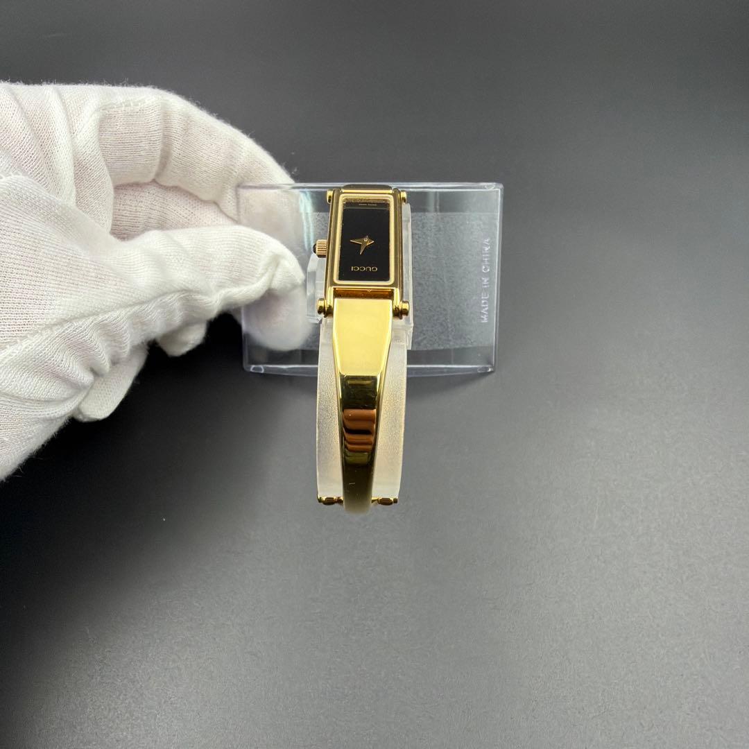 GUCCI 1500 ゴールド×ブラック文字盤 バングルウォッチ