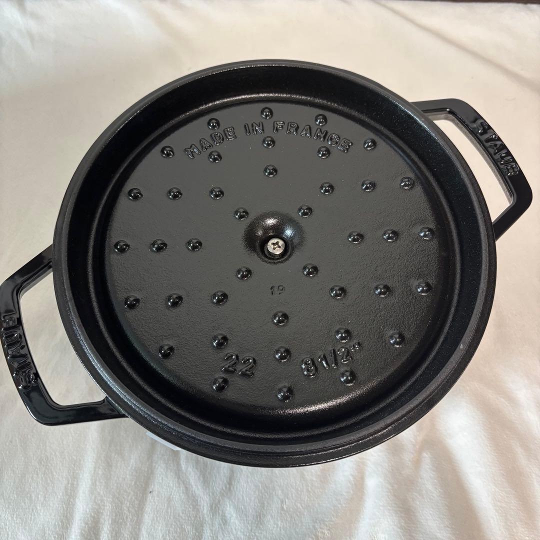 新品定価半額以下ストウブラウンドココット 22cm シャイニーブラックStaub