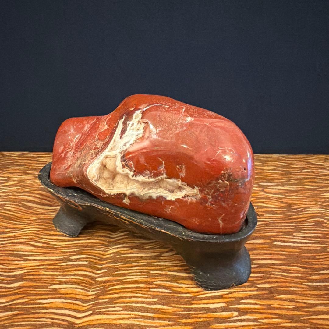 天然石 赤碧玉 原石 約600g 石英晶洞入り 観賞石 置石 台座付き