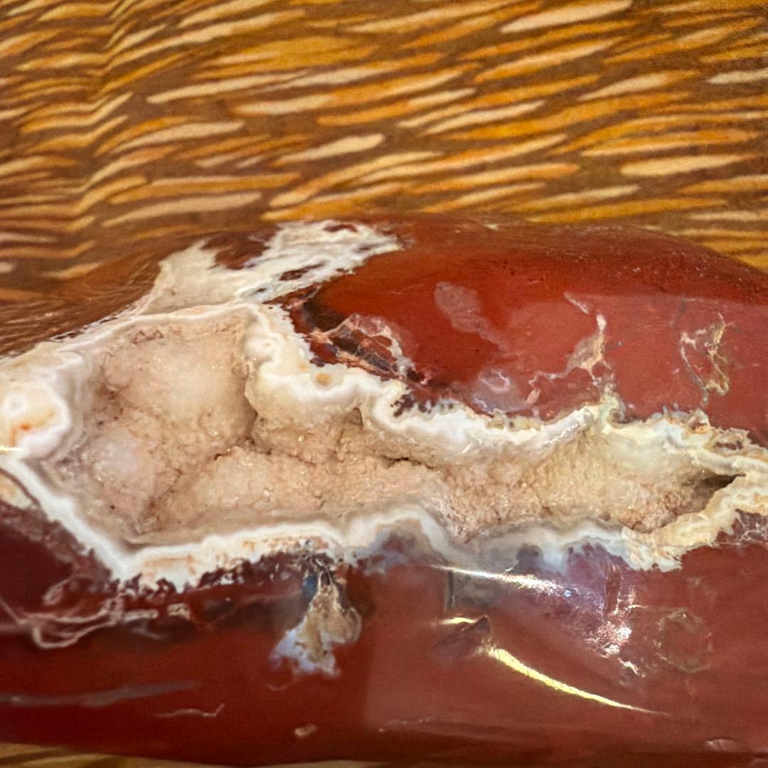 天然石 赤碧玉 原石 約600g 石英晶洞入り 観賞石 置石 台座付き