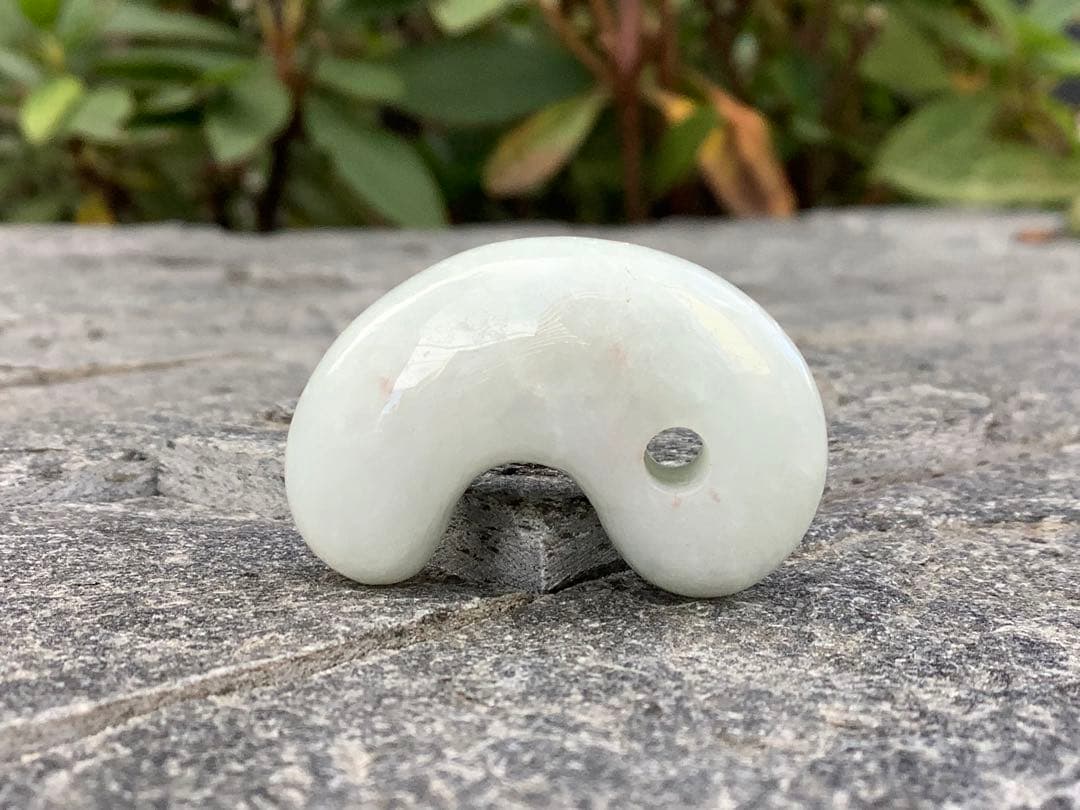 ✳お値段ご遠慮なく‼️高価糸魚川翡翠氷アイスジェイド勾玉　極上物　機械鑑定付本物‼️