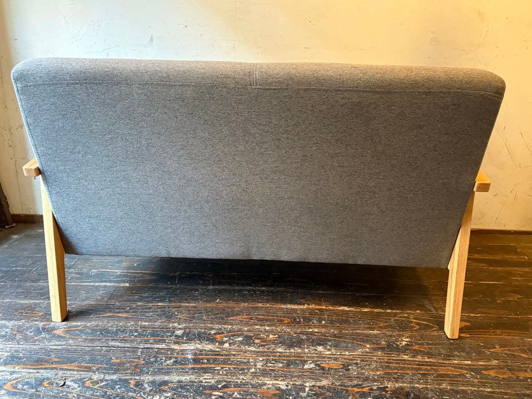 グレーの2人掛けソファ　2p モダン