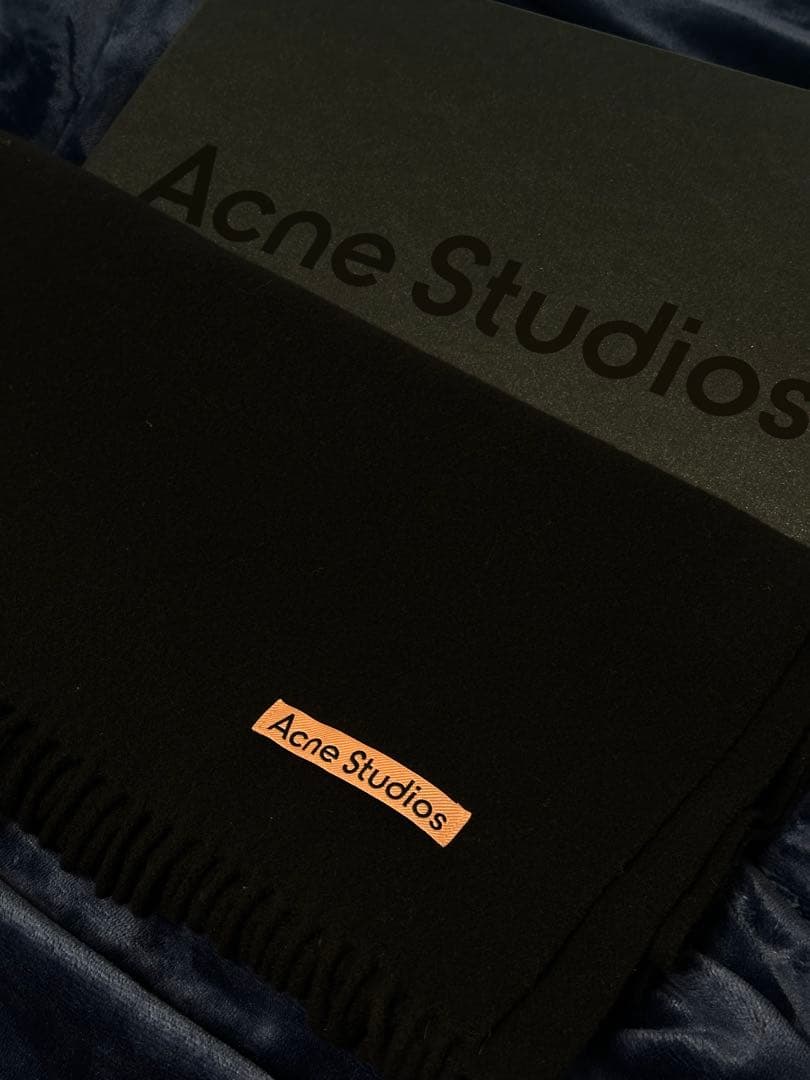 Acne Studios ブラックマフラー ウール フリンジ付き