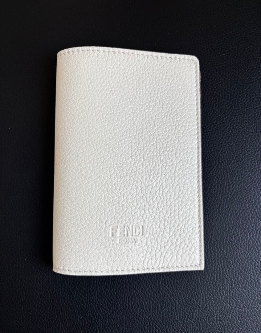 FENDI ホワイトパスポートケース