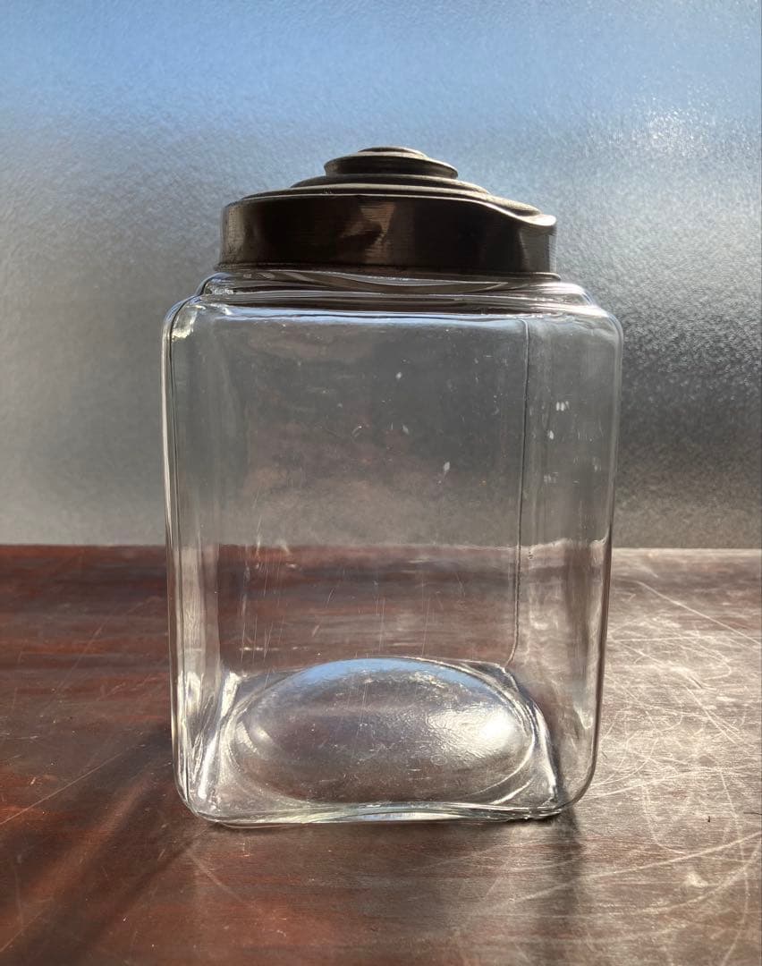 昭和レトロ　小ぶりザイズのタイプ違い　蓋付きガラス瓶　2個セット