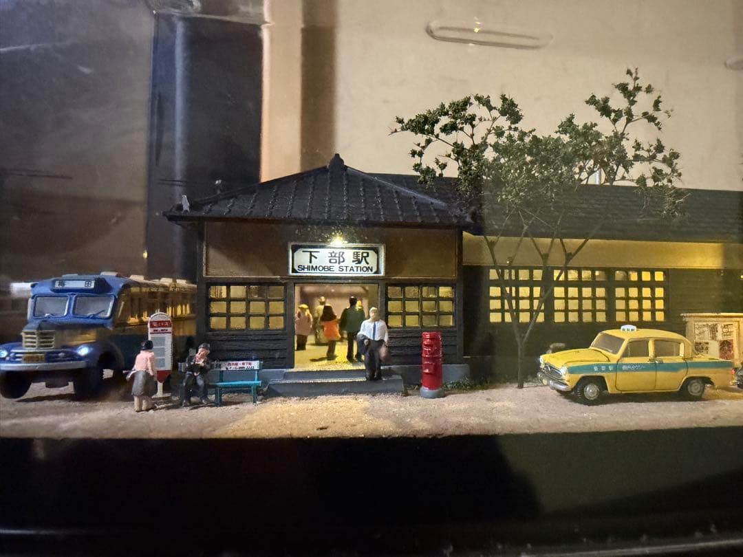 昭和をかもしだす懐かしの停車場、昼と夜の現風景、神戸梅田、レトロ夢の希少逸品。