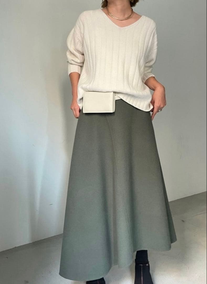 ebure ローゲージカシミア Vネックリブニットプルオーバー ¥94,600