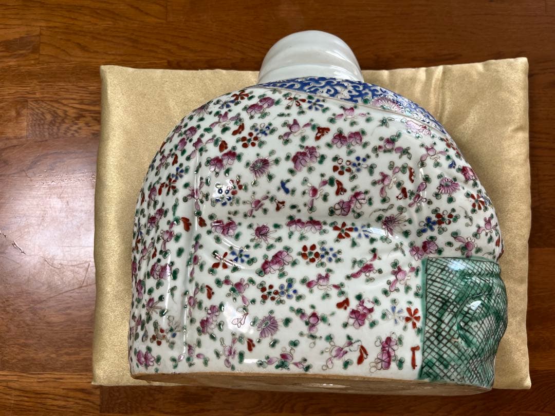陶器製 布袋像 金色座布団付