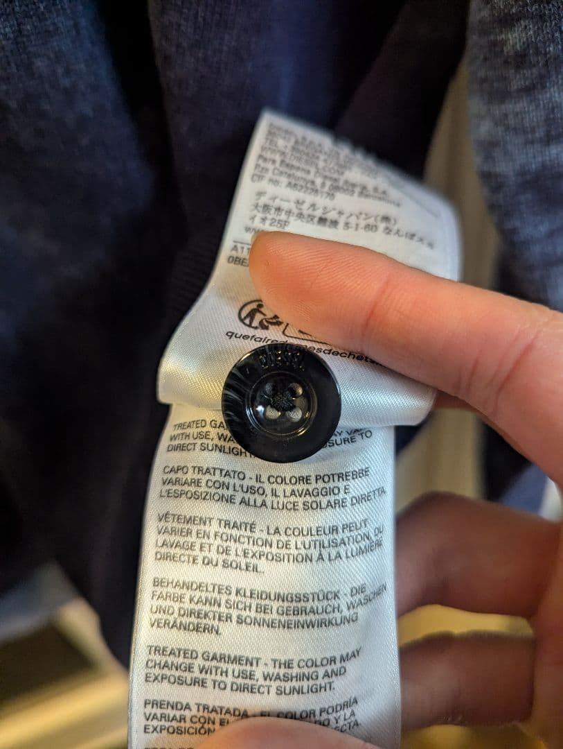 DIESEL 予備ボタン付き グレン期名作ロゴ付きニットカーディガン