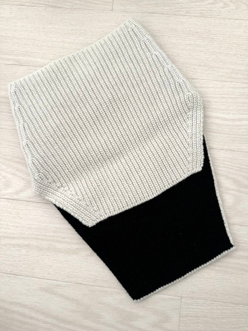 PRADA (プラダ)フロントロゴニット　ライトグレー・黒 ネックウォーマー