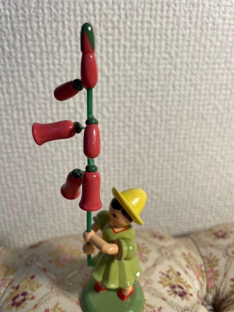 ドイツ エルツ地方木工芸品 花を持つ子ども達 6人※取り扱い注意点あり