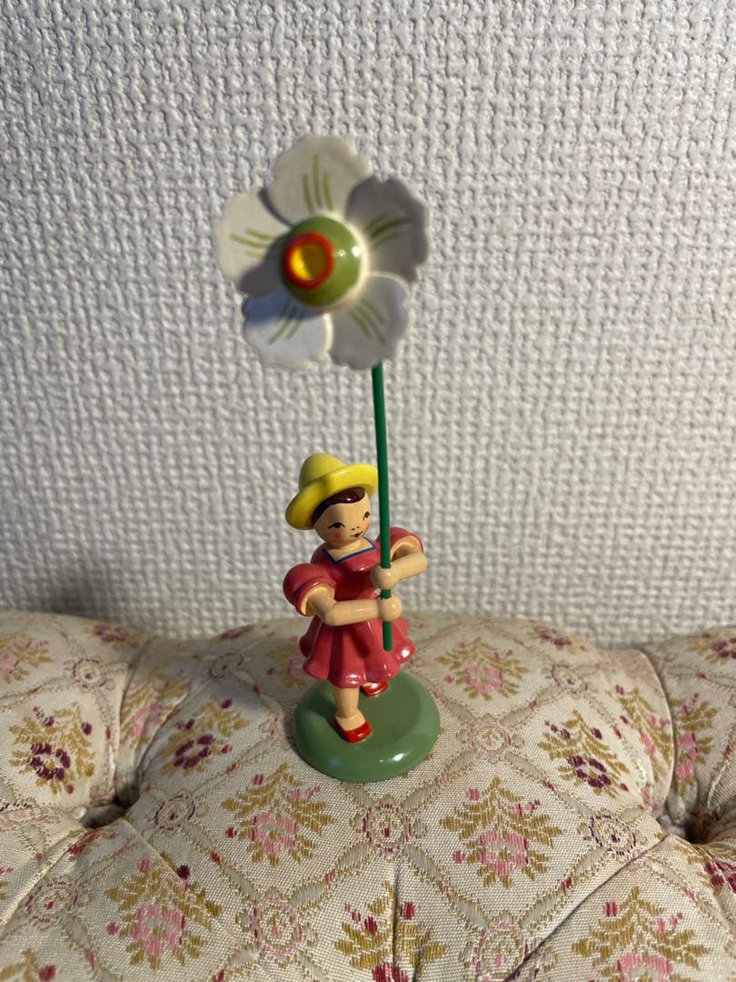 ドイツ エルツ地方木工芸品 花を持つ子ども達 6人※取り扱い注意点あり