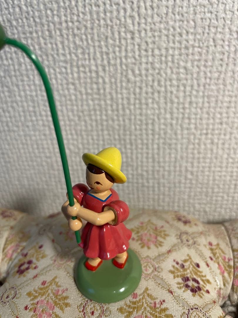 ドイツ エルツ地方木工芸品 花を持つ子ども達 6人※取り扱い注意点あり