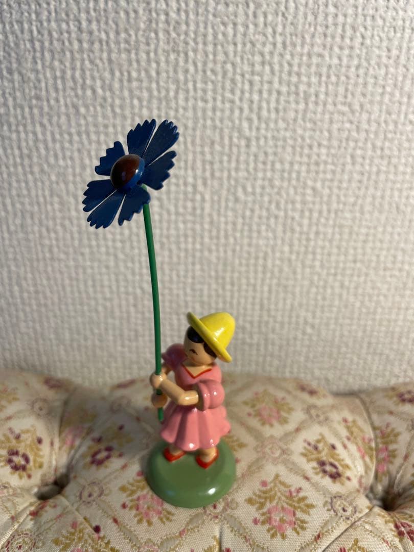 ドイツ エルツ地方木工芸品 花を持つ子ども達 6人※取り扱い注意点あり