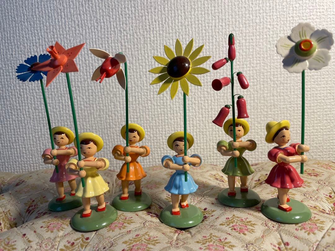 ドイツ エルツ地方木工芸品 花を持つ子ども達 6人※取り扱い注意点あり