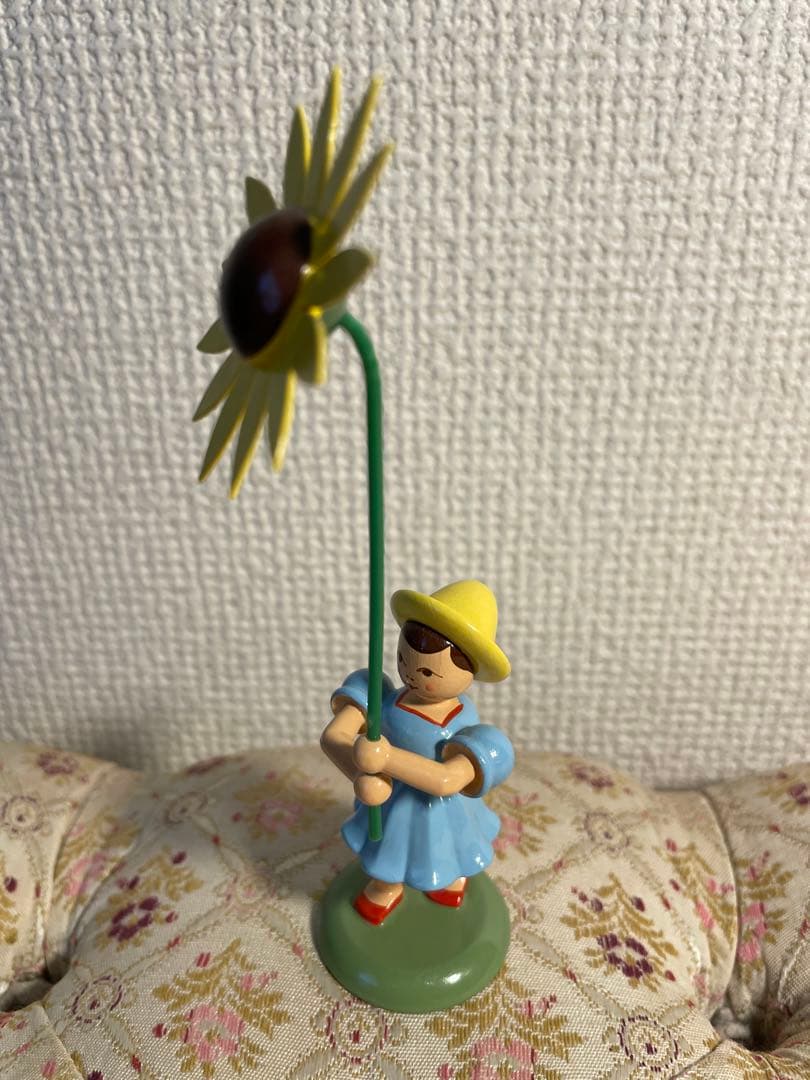 ドイツ エルツ地方木工芸品 花を持つ子ども達 6人※取り扱い注意点あり